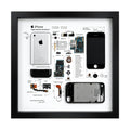 iPhone-2G-Teardown-Rahmen mit originalen wiederverwendeten iPhone-Bauteilen in einem schwarzen Holzrahmen