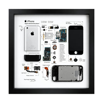 iPhone-2G-Teardown-Rahmen mit originalen wiederverwendeten iPhone-Bauteilen in einem schwarzen Holzrahmen