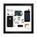 iPhone-3GS-Teardown-Rahmen mit originalen Telefonkomponenten auf weißem Hintergrund